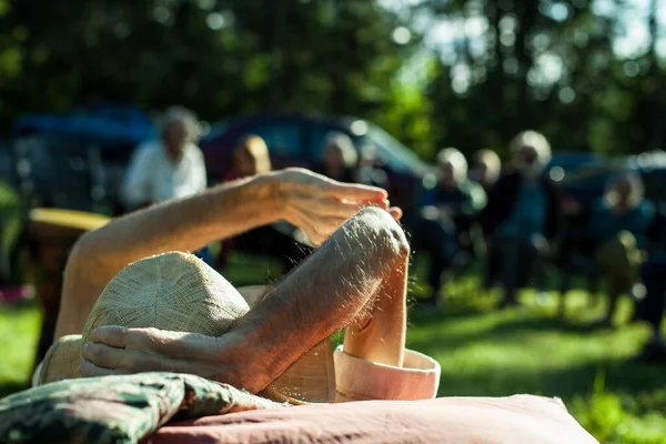 Oude stervende man is op zijn afscheidsfeestje. — Stockfoto