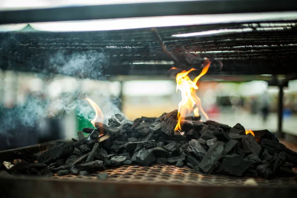 Hořící třísky na rustikální gril BBQ — Stock fotografie