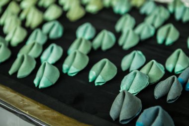 Taze pişmiş organik şans kurabiyeleri.