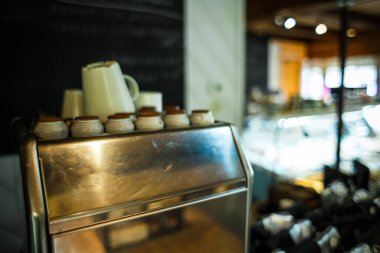Modern bistroda bardaklar ve kahve makineleri