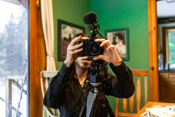 Behind the camera lens of a videographer — Stock Photo, Image