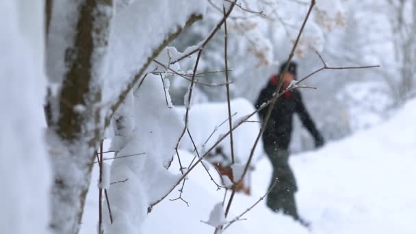 Hombre de cámara lenta corriendo en la escena nevada — Vídeo de stock