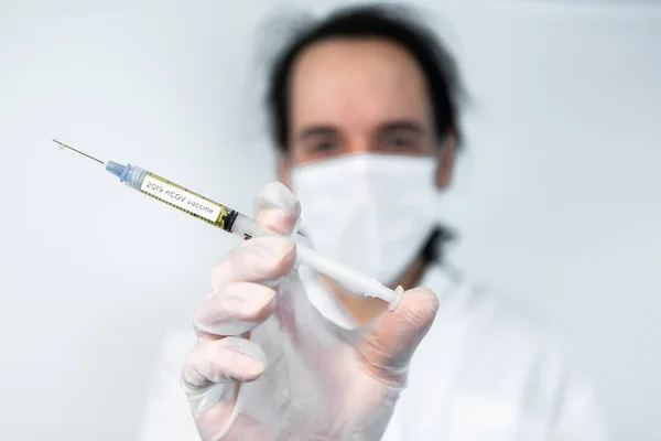 Griepvaccin van verpleegkundige op witte achtergrond — Stockfoto