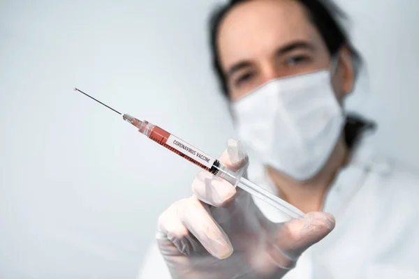 Lab technicus houdt vaccin tegen coronavirus — Stockfoto