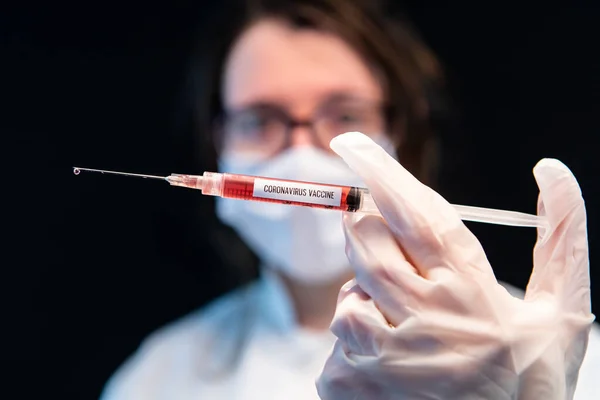 Gemaskerde verpleegkundige presenteert coronavirus vaccin — Stockfoto