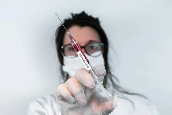 Coronavirus vaccin in een naald geïnjecteerd door verpleegkundige — Stockfoto