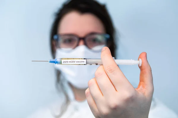 Lab tech met blote handen van toepassing griep vacine — Stockfoto