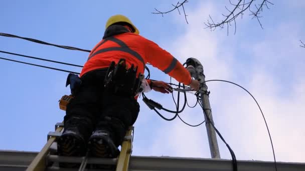 Telecommunicatietechnicus op het werk — Stockvideo