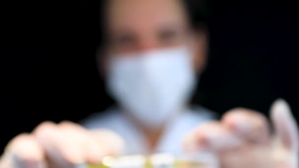 Muestra del virus de la gripe Corona en vial lleno de líquido — Vídeo de stock