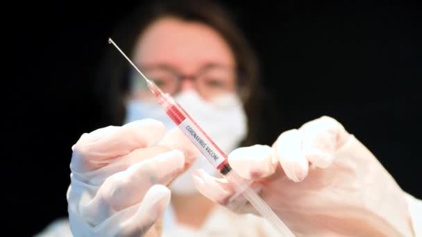 Vacina contra a corona de fundo escuro na agulha — Vídeo de Stock