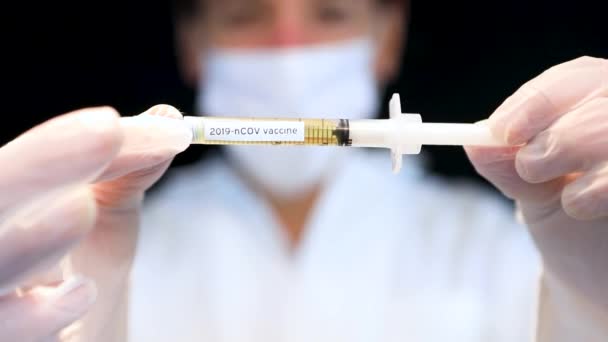 Impfstoff gegen Coronaviren im medizinischen Labor — Stockvideo