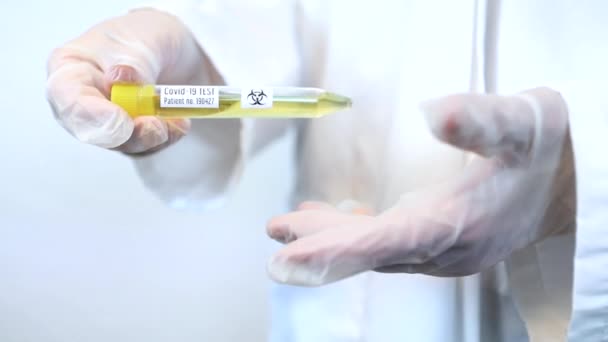 Тестирование вируса гриппа Covid-19 на белом фоне — стоковое видео