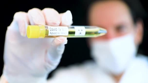 Врач тестирует образцы вируса коронного гриппа — стоковое видео