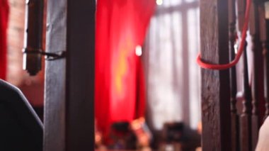 Kadın sahneye çıkmak için basamakları tırmanıyor