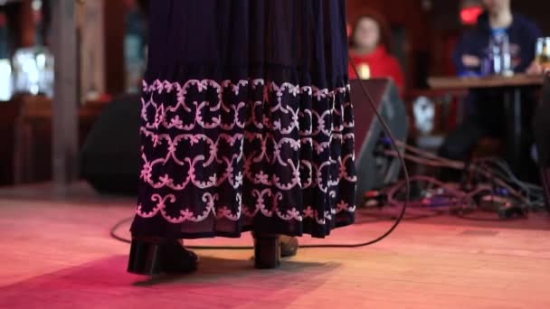 Woman standing on platform delivering speech — Stock Video