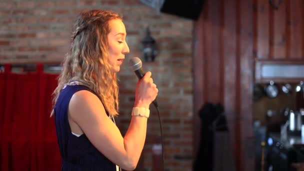Жінка вказує мікрофон на аудиторію, щоб поділитися історією — стокове відео