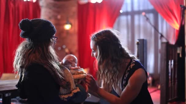 Nő játszik egy hónapos baba a bárban — Stock videók