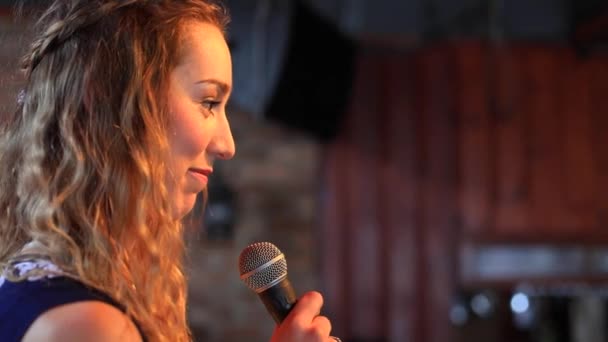 Vrouw op het podium luisterend naar publiek — Stockvideo