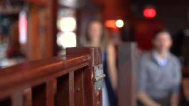 Kadın sahneye çıkmak için basamakları tırmanıyor