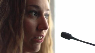 Röportaj sırasında mikrofonda konuşan kadın