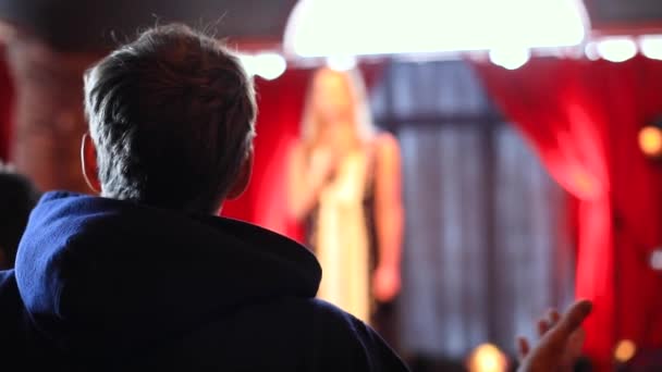 Jongeman deelt gedachten met vrouw op het podium — Stockvideo