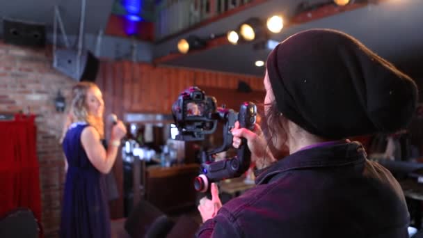 Чоловік знімає відео жінки за допомогою камери — стокове відео