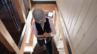 İnşaat müfettişi kız not alıyor