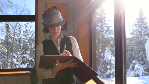 Inspetor de construção menina tomar notas — Vídeo de Stock