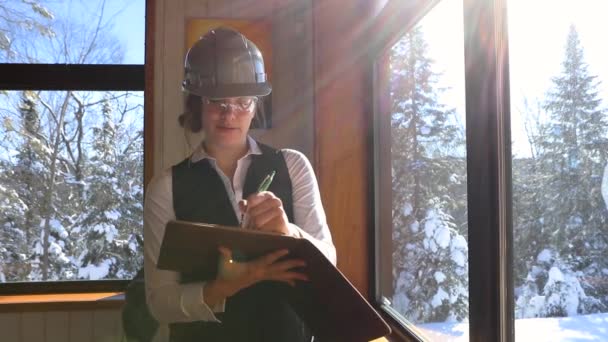 Επιθεωρητής κατασκευών κορίτσι κρατώντας σημειώσεις — Αρχείο Βίντεο