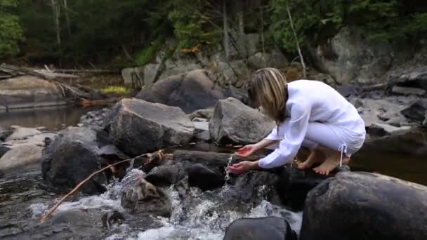 Hands picking up water — Stock Video