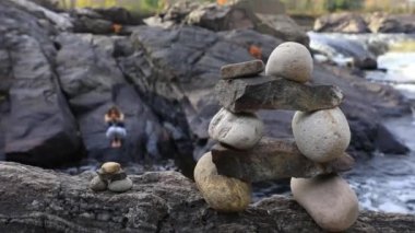 Akan nehrin yanındaki taştan Inukshuks dengesi.