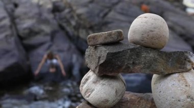 Akan nehrin yanındaki taştan Inukshuks dengesi.