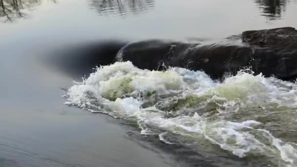 Hermosa vista del río que fluye con calma — Vídeos de Stock