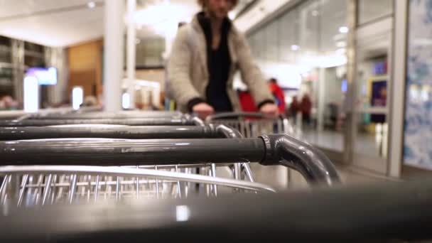 Bagage eller bagagevagnar på flygplatsen. — Stockvideo