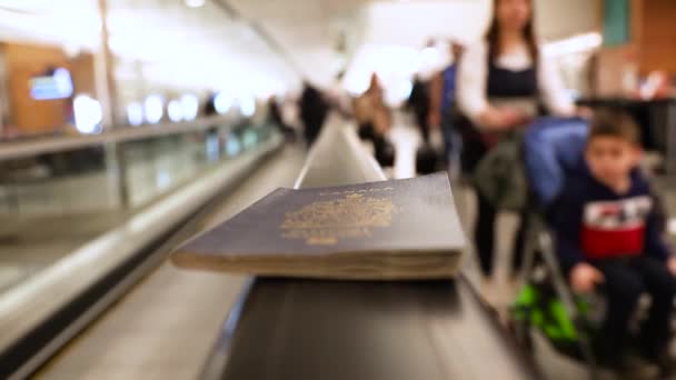 Паспорт на пересувній доріжці . — стокове відео
