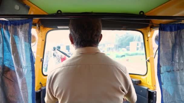 India auto rickshaw vista interior . — Vídeo de stock