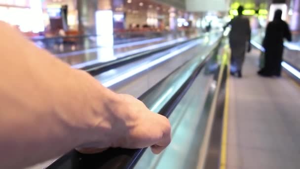 Main sur main courante horizontale escalator . — Video