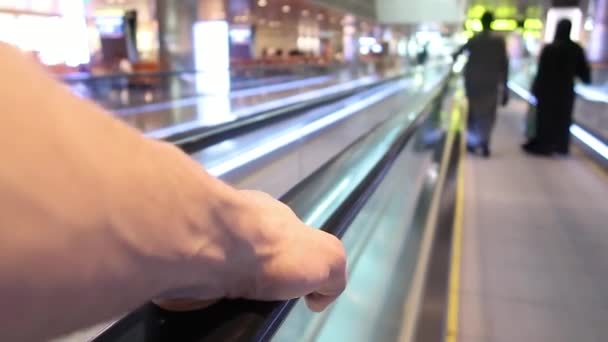 Hand på horisontell rulltrappa ledstång. — Stockvideo