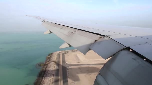 Uçak inerken çekilen pencere görüntüsü. — Stok video