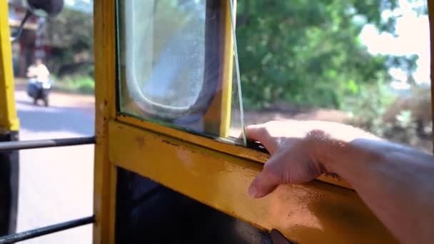 Montando un auto rickshaw en carreteras indias . — Vídeos de Stock