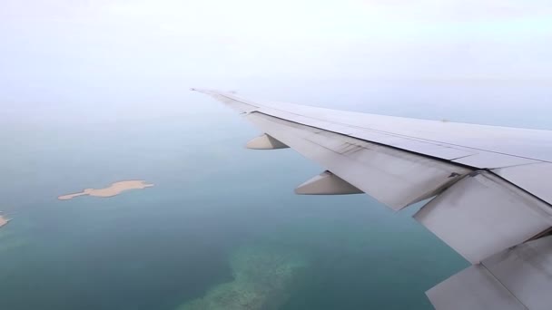 Kalkan uçağın pencere görüntüsü. — Stok video