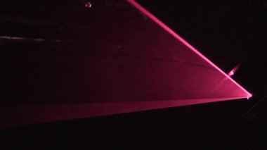 Konserde kırmızı ve yeşil ışıklar parlıyor