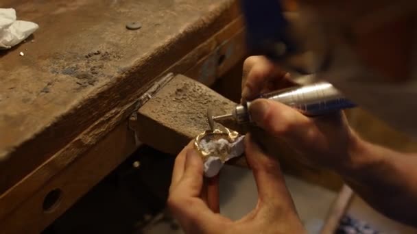 Artista está fazendo acessórios de dentes de metal dourado — Vídeo de Stock