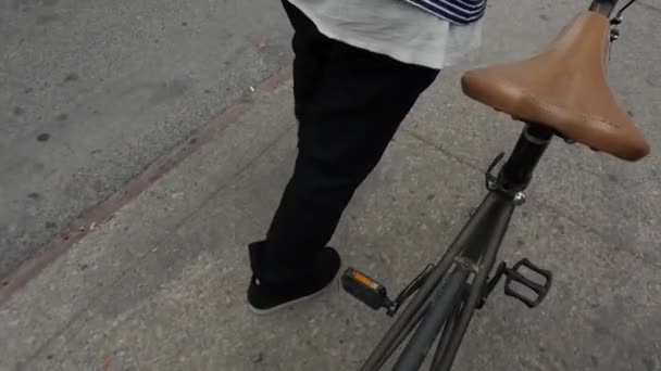 Человек с велосипедом ходит по тротуару — стоковое видео