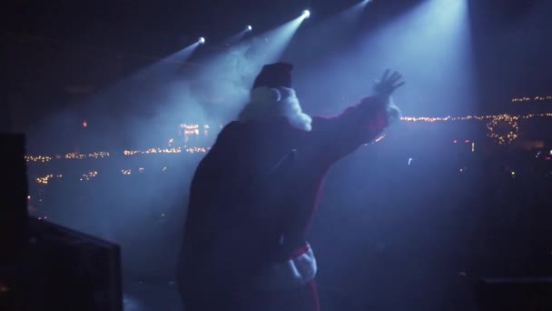 Weihnachtsmann winkt auf der Bühne stehend — Stockvideo