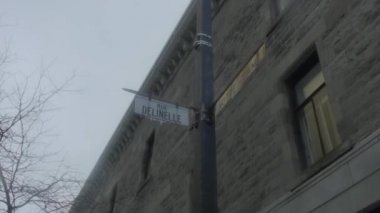 Sokak ismiyle işaret eden ok işareti