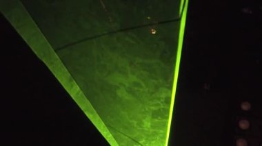 Konserde yeşil ışıklı spot ışıkları