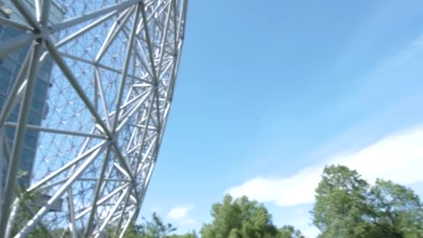 Cupola geodetica sotto un cielo limpido e nuvoloso — Video Stock