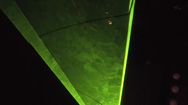 Destaque iluminado verde em concerto — Vídeo de Stock