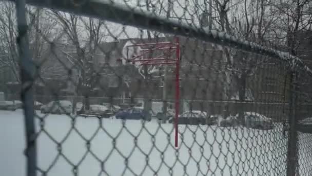 Cancha de baloncesto vacía cubierta de nieve — Vídeo de stock